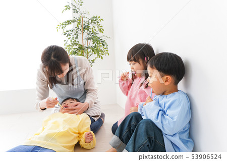 Teacher teaching children brushing teeth Teacher teaching children brushing teeth 53906524