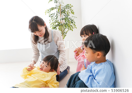 老師教孩子刷牙 53906526