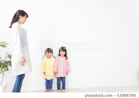 孩子們比較他們的身高 孩子們比較他們的身高 53906760