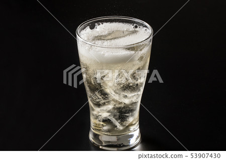 傾吐的highball入在黑背景的玻璃 53907430