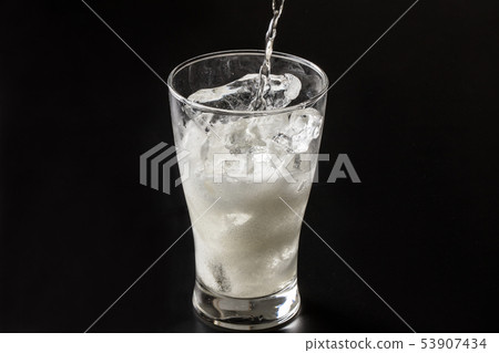 傾吐的highball入在黑背景的玻璃 傾吐的highball入在黑背景的玻璃 53907434