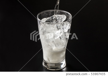 傾吐的highball入在黑背景的玻璃 傾吐的highball入在黑背景的玻璃 53907435