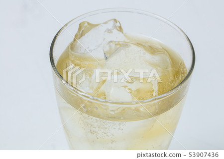 傾吐的highball到在白色背景的玻璃裡 傾吐的highball到在白色背景的玻璃裡 53907436
