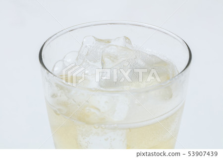 傾吐的highball到在白色背景的玻璃裡 傾吐的highball到在白色背景的玻璃裡 53907439