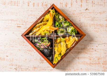 日式午餐盒日式料理麵條和壽司 日式午餐盒日式料理麵條和壽司 53907500