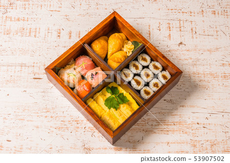 日式午餐盒日式料理麵條和壽司 日式午餐盒日式料理麵條和壽司 53907502
