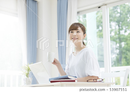 Young woman laptop Young woman laptop 53907551