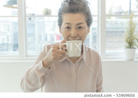 薄薄的笑容和一杯咖啡 53909608