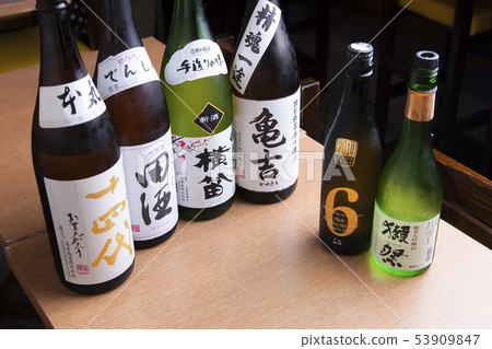Group photo of a bottle of sake (sake) Group photo of a bottle of sake (sake) 53909847