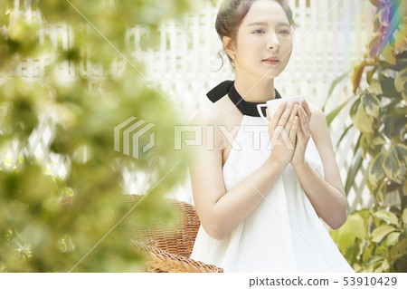 Woman lifestyle summer 53910429