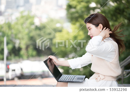 筆記本電腦的女人 53912298