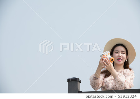 Woman with camera 53912324