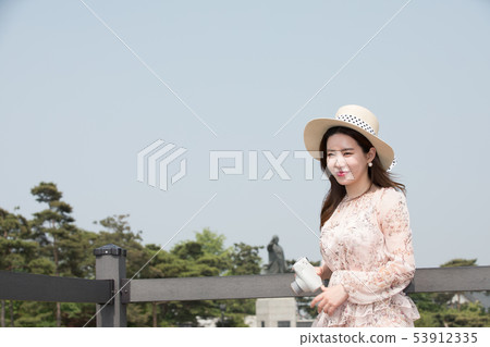 Model with hat 53912335
