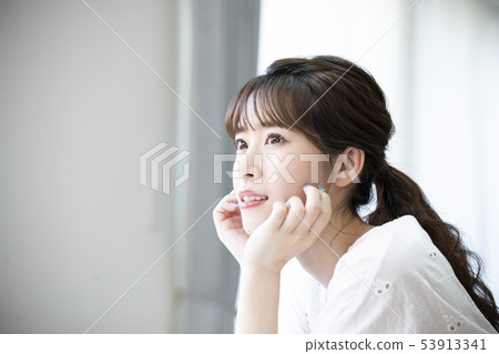 Young woman, portrait Young woman, portrait 53913341