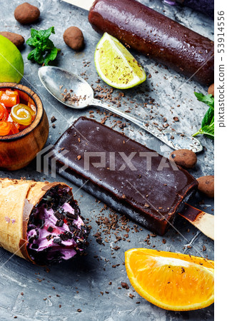 Homemade ice cream or popsicles 53914556