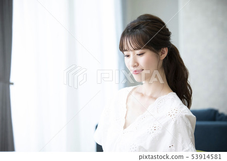 Young woman, portrait Young woman, portrait 53914581