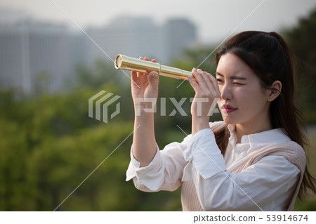 觀看望遠鏡的婦女 53914674