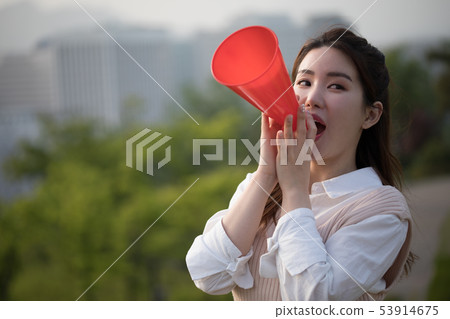 拿著擴音機的婦女 53914675