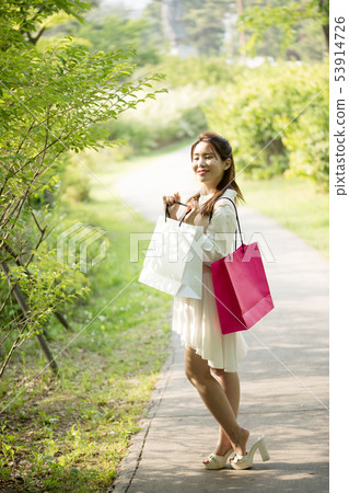 A woman with a shopping bag 53914726