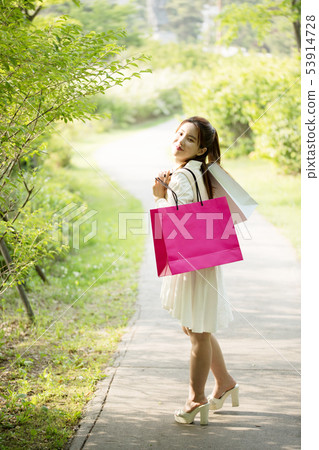 A woman with a shopping bag 53914728