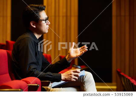 年輕人舞台導演 53915069