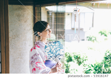 穿著浴衣的女人在陽台上冷卻 53916147