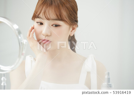 Women beauty 53916419