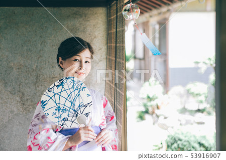 A woman in a yukata that cools on the veranda 53916907