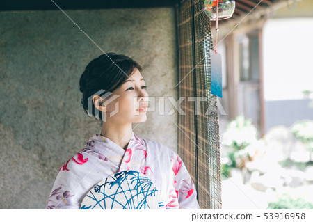 穿著浴衣的女人在陽台上冷卻 穿著浴衣的女人在陽台上冷卻 53916958