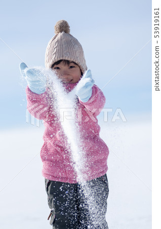 使用在雪的微笑的女孩 使用在雪的微笑的女孩 53919161