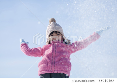 使用在雪的微笑的女孩 使用在雪的微笑的女孩 53919162