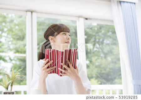 A young woman reading 53919285