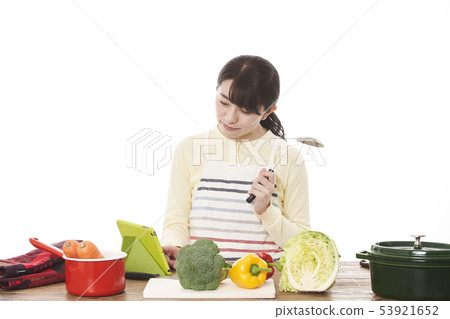Housewife cooking Housewife cooking 53921652