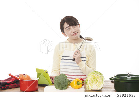 Housewife cooking Housewife cooking 53921653