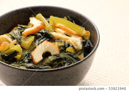 我煮komatsuna。 (“Taitan”是Kansai術語,意思是煮熟或煮沸。) 我煮komatsuna。 (“Taitan”是Kansai術語,意思是煮熟或煮沸。) 53921948