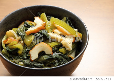 我煮komatsuna。 (“Taitan”是Kansai術語,意思是煮熟或煮沸。) 我煮komatsuna。 (“Taitan”是Kansai術語,意思是煮熟或煮沸。) 53922345
