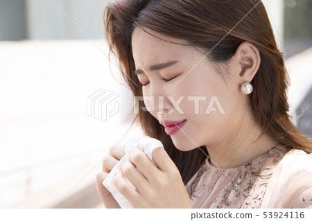 Women with a sad note 53924116