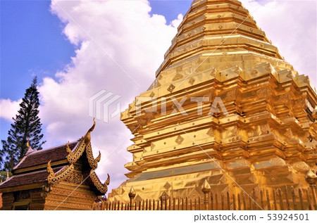 泰國佛教寺廟與金色(清邁)的寶塔/圖像 泰國佛教寺廟與金色(清邁)的寶塔/圖像 53924501