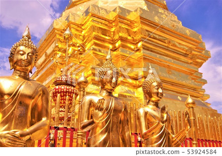 泰國佛教寺廟與金色（清邁）的寶塔和佛像 53924584