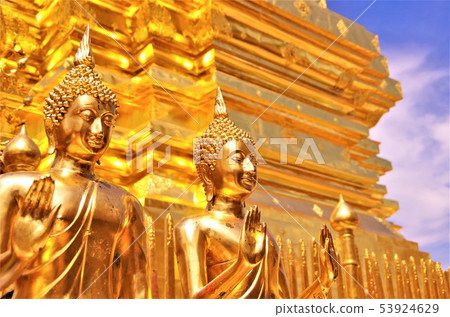 泰國佛教寺廟與金色(清邁)的寶塔和佛像 泰國佛教寺廟與金色(清邁)的寶塔和佛像 53924629
