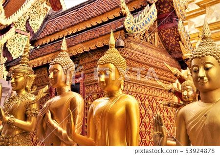 佛像和圖像的泰國佛教寺廟與金色(清邁) 佛像和圖像的泰國佛教寺廟與金色(清邁) 53924878