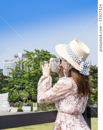採取自已的一個年輕女性模型在漢城Namsan公園 53927424