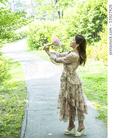 在漢城的Namsan公園享受花的年輕女性模型在森林裡 53927426