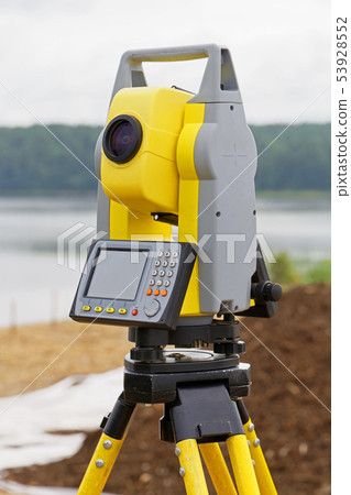 The tachymeter is used in the field to determine the coordinates 53928552