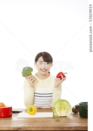 Housewife cooking Housewife cooking 53929914
