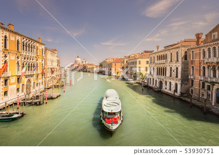 Venecia Grand canal with boats and gondolas, Italy 53930751
