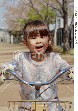 幼兒(4歲)在櫻花下騎自行車 幼兒(4歲)在櫻花下騎自行車 53934065
