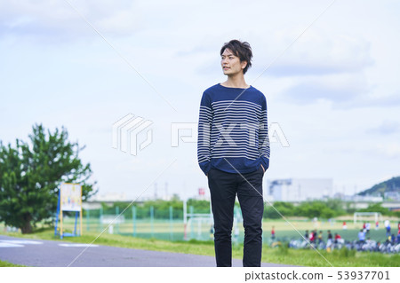 年輕人藍天 年輕人藍天 53937701