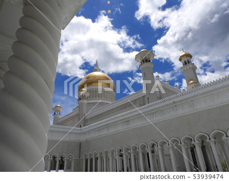 Sultan Omar Ali Saifedin Mosque and blue sky 53939474