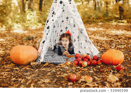 Cute little girl in a autumn park 53940599